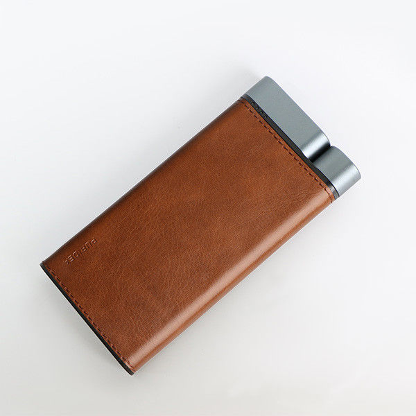Banco de energía de 10000mAh acabado de cuero de concha de metal 2pcs USB-A 1pc puertos tipo-C