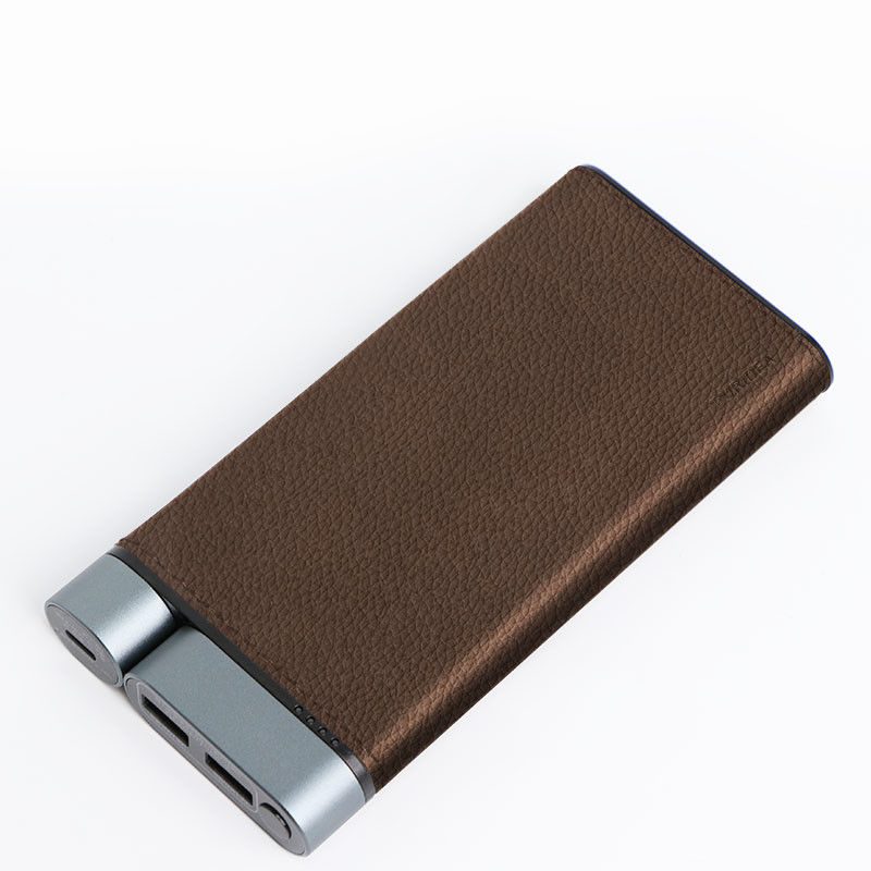 Banco de energía de 10000mAh acabado de cuero de concha de metal 2pcs USB-A 1pc puertos tipo-C