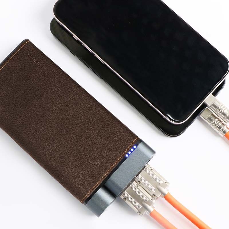 Banco de energía de 10000mAh acabado de cuero de concha de metal 2pcs USB-A 1pc puertos tipo-C